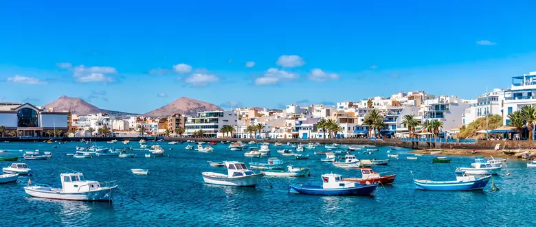 El Charco de San Ginés, en Arrecife, con barcas y casas blancas.